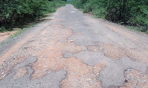 குண்டும், குழியுமாக உள்ள சாலையை படத்தில் காணலாம்.