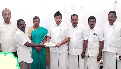ஜேடர்பாளையம் அருகே கொலை செய்யப்பட்ட பெண்ணின் கணவர் விவேகானந்தனிடம் ரூ.3 லட்சத்திற்கான காசோலையை அமைச்சர் மதிவேந்தன் வழங்கிய போது எடுத்த படம்.