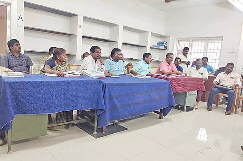 தாலுகா அலுவலகத்தில் பேச்சுவார்த்தை நடந்தபோது எடுத்த படம்.