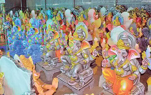 பாளை கிருபாநகரில் விற்பனைக்காக வைக்கப்பட்டுள்ள விநாயகர் சிலைகளை படத்தில் காணலாம்.