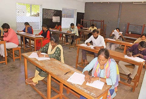 டவுன் சாப்டர் பள்ளியில் வட்டார கல்வி அலுவலர் பணிக்கான எழுத்து தேர்வு நடந்த போது எடுத்த படம்.
