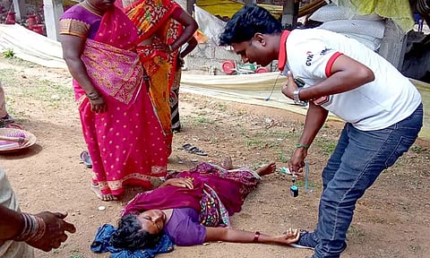 100 நாள் வேலை திட்ட பெண் மயங்கி விழுந்ததால் பரபரப்பு