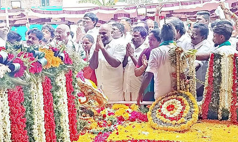 பரமக்குடியில் தியாகி இமானுவேல் சேகரனார் நினைவிடத்தில் அ.தி.மு.க.வினர் அஞ்சலி
