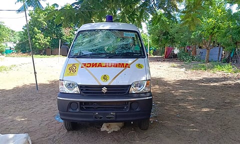 கல்லால் தாக்கி உடைக்கப்பட்ட காரை படத்தில் காணலாம்.