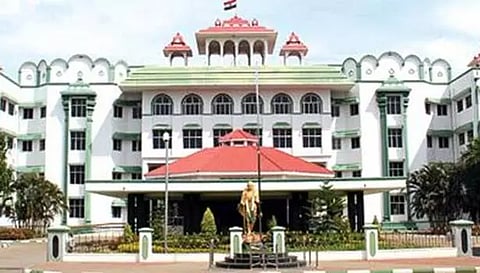 கோர்ட்டு அவமதிப்பு வழக்கு: ஐ.ஏ.எஸ். அதிகாரிகள் 2 பேர் மதுரை ஐகோர்ட்டில் ஆஜர்