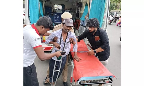 மனு கொடுக்க ஆம்புலன்சில் வந்த மாற்றுதிறனாளி