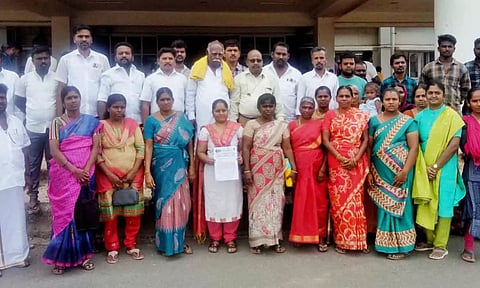 மனு கொடுக்க வந்தவர்களை படத்தில் காணலாம். 