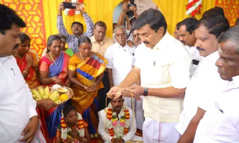 9 ஜோடிகளுக்கு அமைச்சர் மு.பெ.சாமிநாதன் இலவசமாக திருமணத்தை நடத்தி வைத்த காட்சி. 