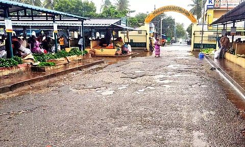 பழுதடைந்த சாலையின் காட்சி.