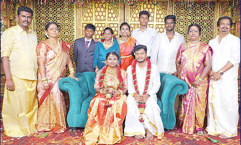 மதுரை மாவட்டம் வடக்கம்பட்டி தொழிலதிபர் வி.பி.எம்.பி.வடிவேல்-வி.சுதா இல்ல திருமண விழாவில் மணமக்கள் வி.கீர்த்திகா-எஸ்.வி.எம்.அருண் ஆகியோருடன் இருவீட்டாரின் உறவினர்கள் உள்ளனர்.