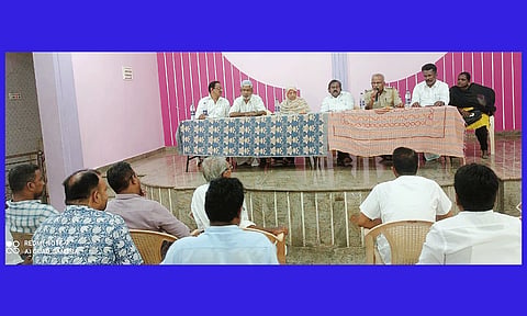 தொண்டியில் ஆக்கிரமிப்புகள் அகற்றுவது குறித்து கூட்டம் நடைபெற்றது.