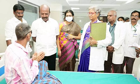 சென்னையில் 'மெட்ராஸ்-ஐ' மிக வேகமாக பரவுகிறது: 12 லட்சம் மாணவர்களுக்கு பரிசோதனை நடத்த அமைச்சர் உத்தரவு