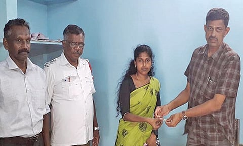 நாகர்கோவிலில் இருந்து திருவனந்தபுரம் சென்ற பஸ்சில் தவற விட்ட தங்க நகை பெண்ணிடம் ஒப்படைப்பு