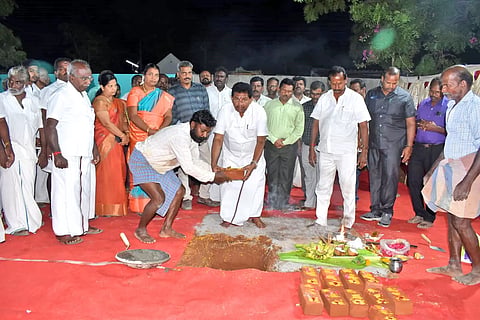 செங்குழியில் புதியதாக கட்டப்பட உள்ள நூலக கட்டிடத்திற்கு அமைச்சர் அனிதா ராதாகிருஷ்ணன் அடிக்கல் நாட்டிய காட்சி.