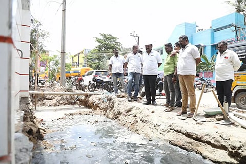 தூத்துக்குடி மாநகராட்சி பகுதிகளில் நடைபெறும் பணிகளை மேயர் ஜெகன் பெரியசாமி ஆய்வு செய்த காட்சி.