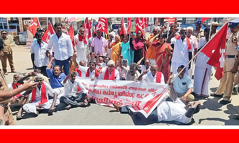 நெல்லை சந்திப்பு பஸ்நிலைய பகுதியில் கம்யூனிஸ்ட் கட்சியினர் சாலை மறியலில் ஈடுபட்டகாட்சி.