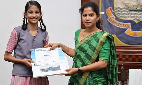 சென்னை தினத்தை முன்னிட்டு புகைப்பட கண்காட்சியில் பங்கு பெற்ற மாணவிகளுக்கு மேயர் பிரியா பரிசு