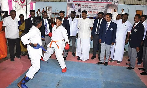 திருநின்றவூர் ஜெயா கலை கல்லூரியில் கராத்தே போட்டியில் வெற்றி பெற்ற மாணவர்களுக்கு பரிசு- முன்னாள் அமைச்சர் வழங்கினார்