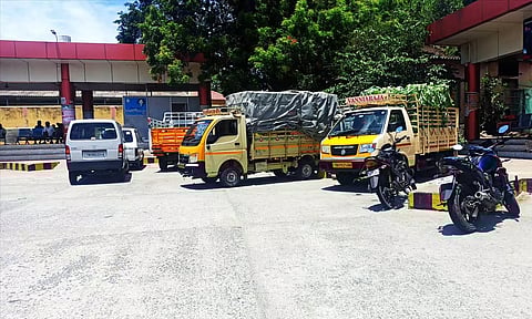 பஸ் நிலையத்திற்குள் நிறுத்தப்பட்டுள்ள சரக்கு வாகனங்களை படத்தில் காணலாம்.