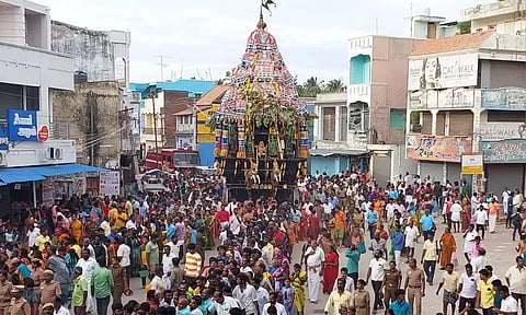 திருச்செந்தூர் சுப்பிரமணிய சுவாமி கோவில் தேரோட்டம்: திரளான பக்தர்கள் வடம் பிடித்து இழுத்தனர்