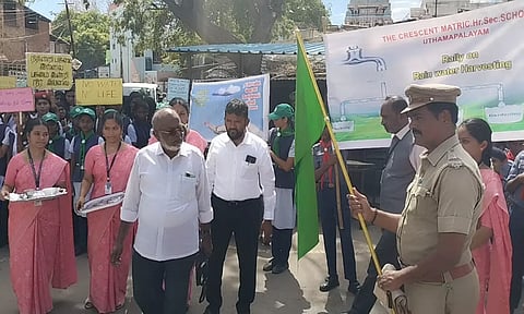 விழிப்புணர்வு ஊர்வலத்தில் கலந்து கொண்டவர்களை படத்தில் காணலாம்.