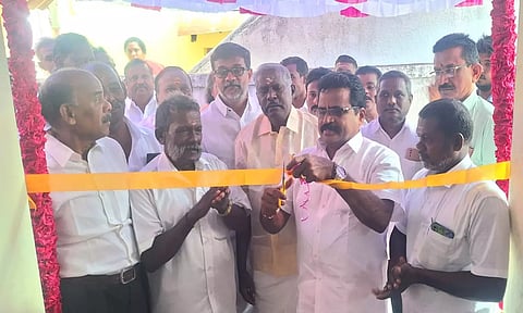 நத்தம் எம்.ஜி.ஆர்.நகரில் புதிய ரேசன் கடையை வேலுச்சாமி எம்.பி. ரிப்பன் வெட்டி திறந்து வைத்தார்.