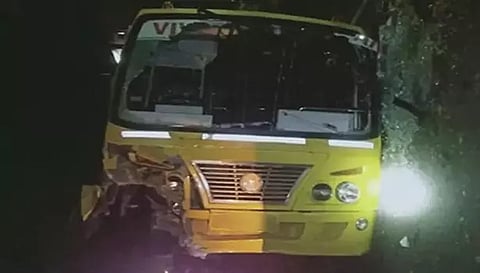 குமாரபாளையம் அருகே தனியார் கல்லூரி பஸ் கவிழ்ந்து 19 பேர் படுகாயம்