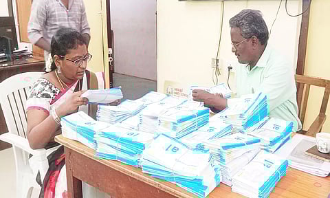 மகளிர் உரிமைத் தொகை ஏ.டி.எம். கார்டுகளை பிரித்து அனுப்பும் பணியில் ஈடுபட்ட அதிகாரிகள்.