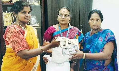 தூய்மை பணியாளர்களுக்கு நலத்திட்ட உதவிகள் வழங்கப்பட்டது.