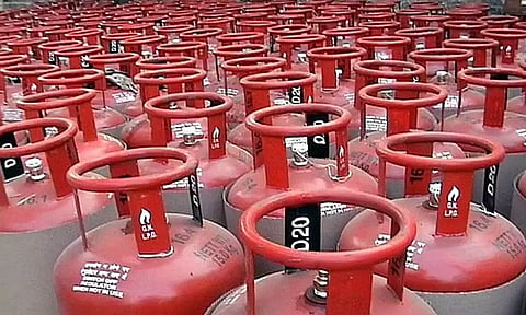 உஜ்வாலா திட்டம் மேலும் 3 ஆண்டுக்கு நீட்டிப்பு - மத்திய அமைச்சரவை ஒப்புதல்