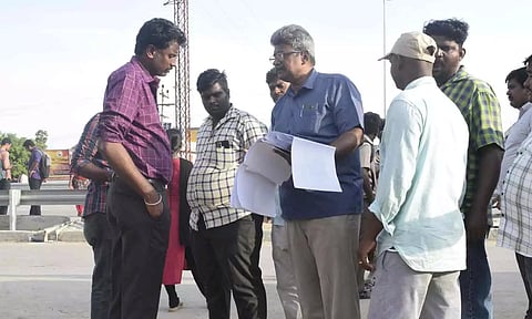 புறவழிச்சாலைகள் சீரமைப்பு பணிகள் குறித்து அதிகாரிகள் ஆய்வு செய்த காட்சி.