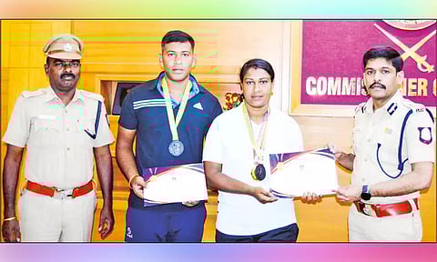 ஆயுதப்படை போலீசாருக்கு வெகுமதி வழங்கிய காட்சி.