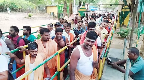 மலையடிவாரத்தில் காத்திருந்த பக்தர்கள்.