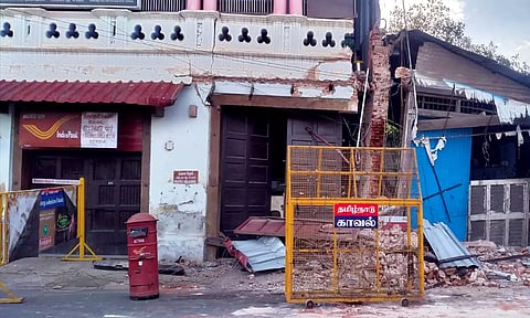 விபத்து நடந்த தபால்நிலையம்-ஒர்க்ஷாப்பை படத்தில் காணலாம்.
