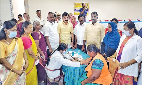 மருத்துவ முகாமை மேயர் சரவணன் தொடங்கி வைத்தார். அருகில் துணை மேயர் கே.ஆர்.ராஜூ மற்றும் பலர் உள்ளனர்.