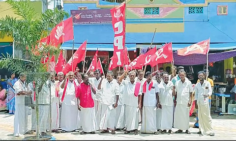 ஆர்ப்பாட்டத்தில் ஈடுபட்ட இந்திய கம்யூனிஸ்டு கட்சியினர்.