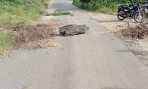 ரோட்டின் நடுவில் குழி