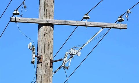 மின் கம்பங்களில் புதிய இன்சுலேட்டர்கள் பொருத்தும் பணி