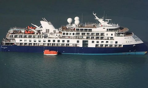 பயணத்தின் போது பாதியில் தரைதட்டி நிற்கும் உல்லாச கப்பல்: பயணிகள் அதிர்ச்சி