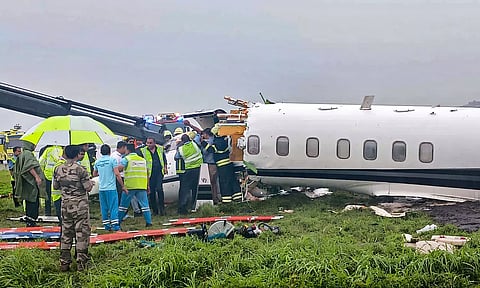 ஓடுபாதையில் சறுக்கி பாதியாக உடைந்த ஜெட் விமானம் - மும்பை விமான நிலையத்தில் பரபரப்பு!