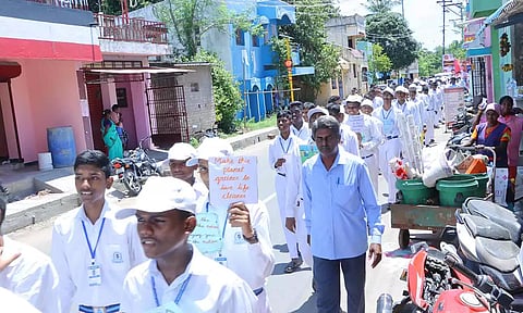 அமலோற்பவம் பள்ளி மாணவர்கள் மற்றும் நாட்டு நல பணி திட்ட தன்னார்வ தொண்டர்கள் தூய்மை விழிப்புணர்வு பேரணி நடத்திய காட்சி.