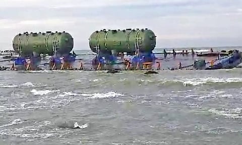 கூடங்குளத்தில் தரைதட்டிய மிதவை கப்பலை மீட்பது குறித்து உயர் அதிகாரிகள் ஆலோசனை