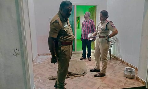 தாரமங்கலம் அருகே ரத்த காயங்களுடன் இறந்து கிடந்த தொழிலாளி- உடல் போலீசுக்கு தெரியாமல் எரிப்பு
