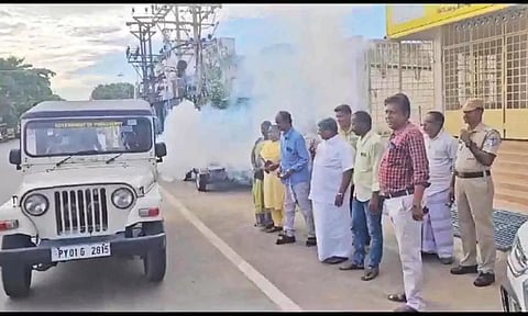  இந்திராநகர் தொகுதியில் கொசு மருந்து அடிக்கும் பணியில் ஈடுபட்டுள்ள ஊழியர்கள்.