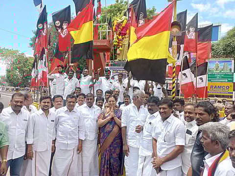 மதுரை நெல்பேட்டையில் உள்ள அண்ணாவின் சிலைக்கு தே.மு.தி.க. பொருளாளர் பிரேமலதா விஜயகாந்த் மாலை அணிவித்து மரியாதை செலுத்தினார்.