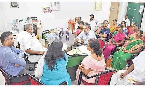 கல்வித்துறை அதிகாரிகளுடன் சபாநாயகர் ஏம்பலம் செல்வம் ஆலோசனை நடத்திய காட்சி.