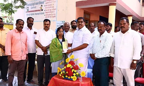  எஸ்.எஸ்.எல்.சி.பொதுத்தேர்வில் அதிக மதிப்பெண்பெற்ற மாணவிக்கு அமைச்சர் நமச்சிவாயம் ஊக்கத்தொகை வழங்கிய காட்சி.