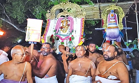 திருக்கோளூர் வைத்தமாநிதி கோவிலில் கருடசேவை