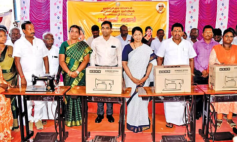 மக்கள் களம் நிகழ்ச்சியில் பயனாளிகளுக்கு நலத்திட்ட உதவிகளை கனிமொழி எம்.பி., அமைச்சர் அனிதா ராதாகிருஷ்ணன் ஆகியோர் வழங்கினார். 