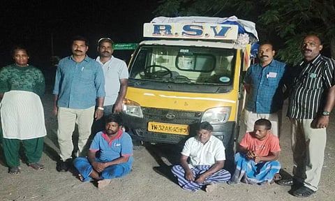 கைதானவர்களையும், பறிமுதல் செய்யப்பட்ட வேனையும் படத்தில் காணலாம்.